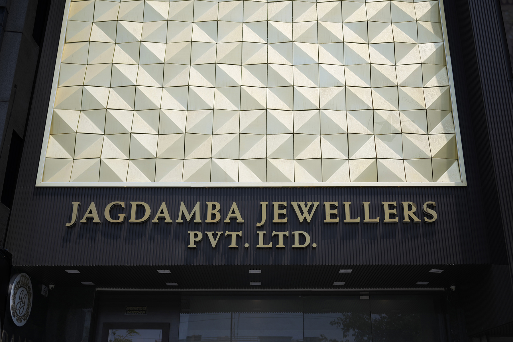 Jewellery Showroom Metal Facade in Gold Anodizing