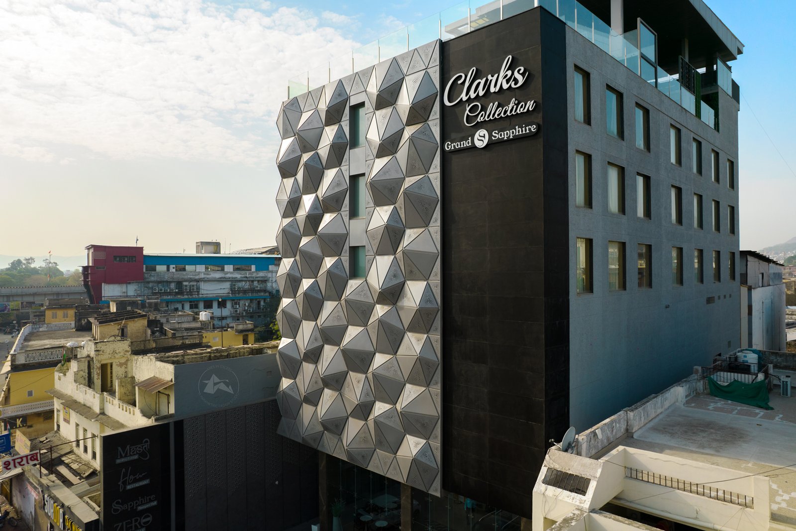 Hexagonal grid facade with triangular modules by axes in excess