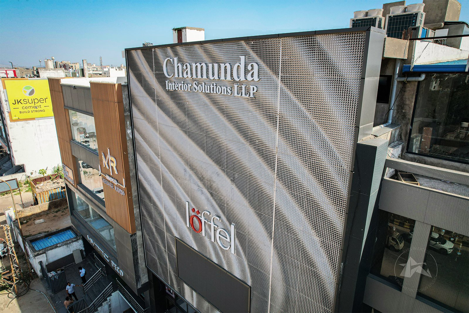 Parametric metal facade cladding with dynamic wave pattern