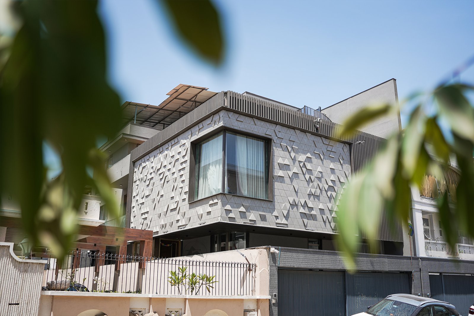 Contemporary bungalow with aluminium cassette ceiling design