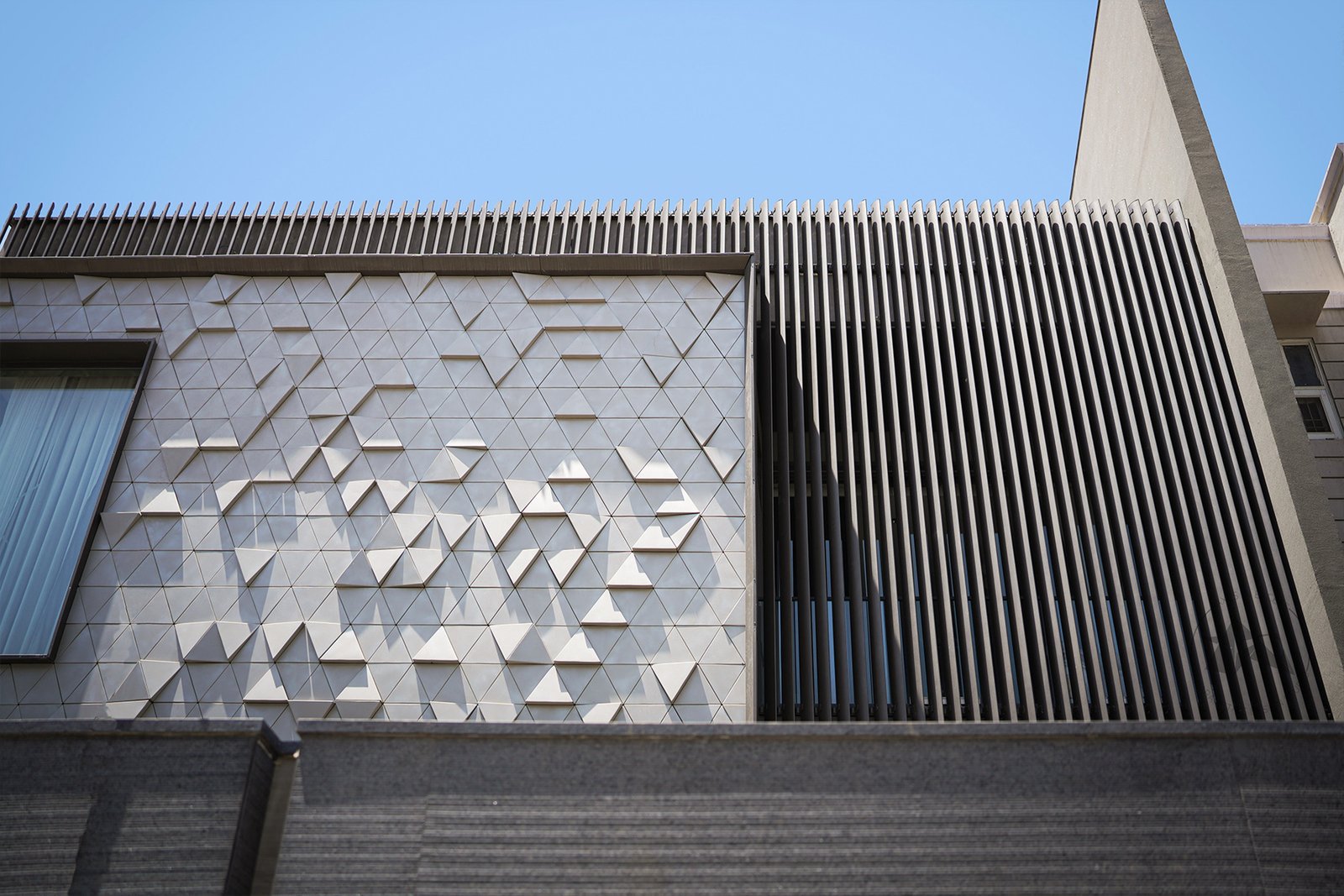 Luxury bungalow exterior with aluminium 3D facade system