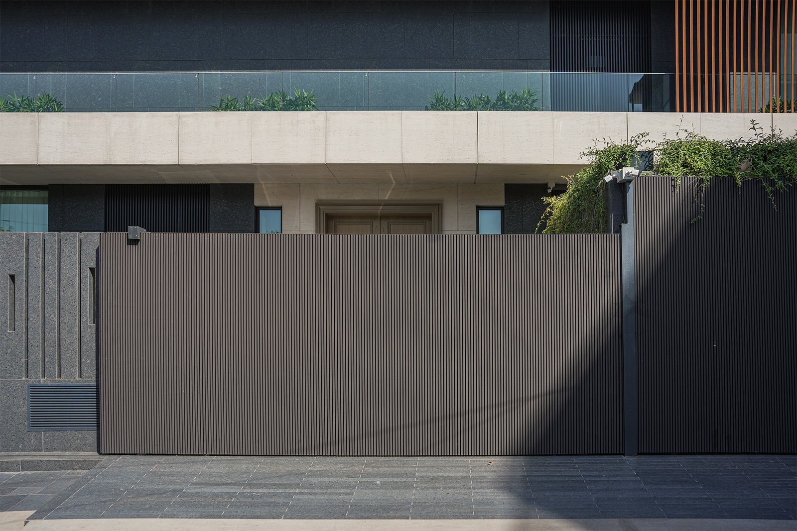 Fluted panel entrance gate design for luxury residence