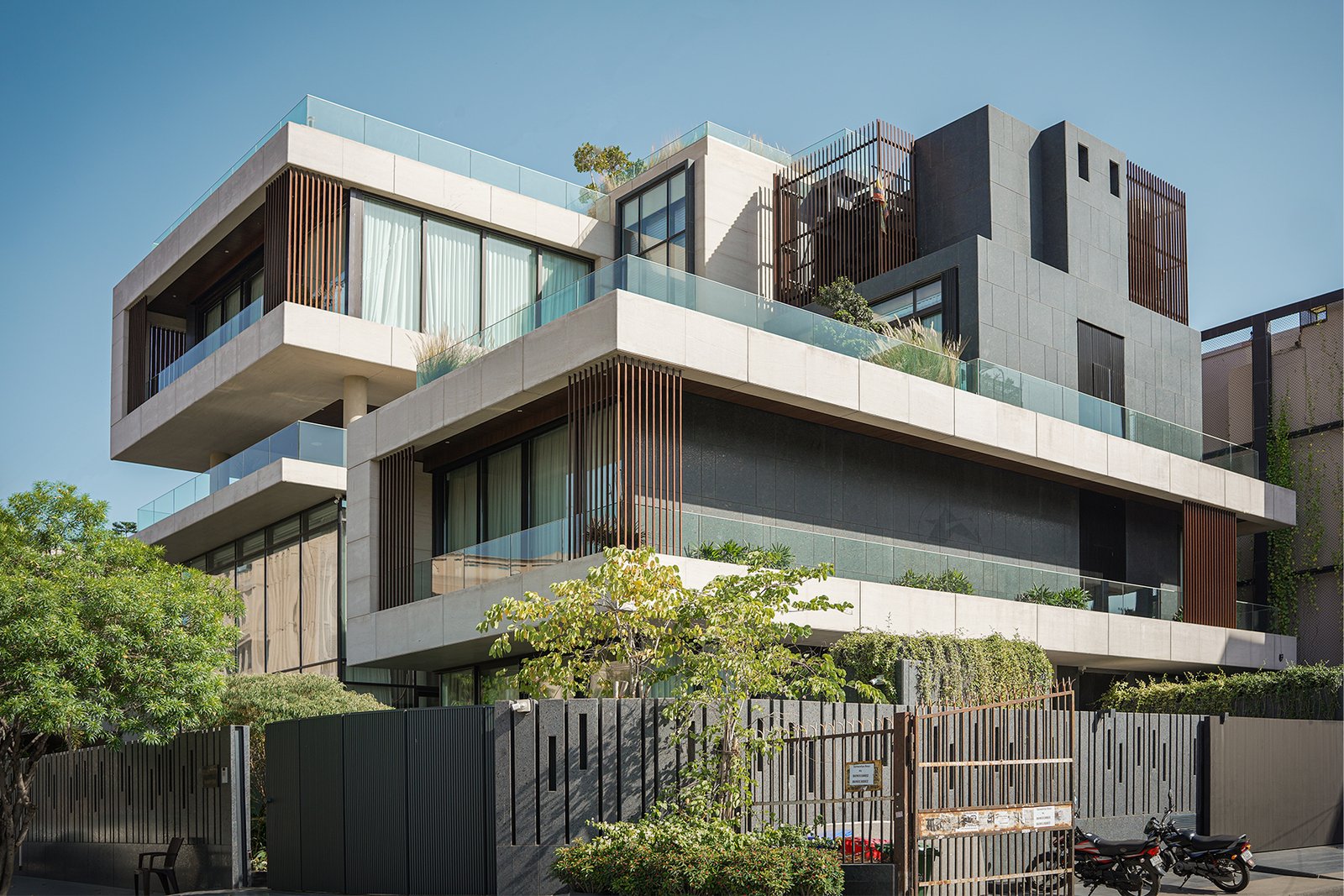 Minimal residential architecture with aluminium louvers