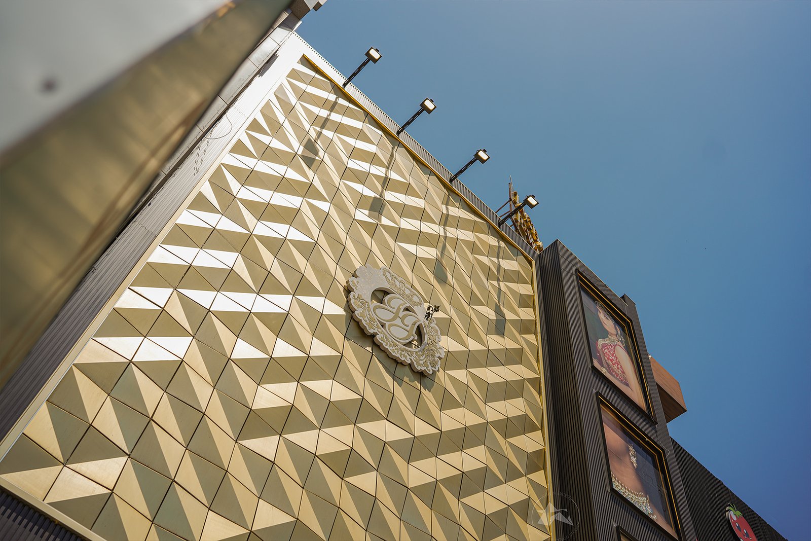 Parametric aluminium facade for luxury retail showroom