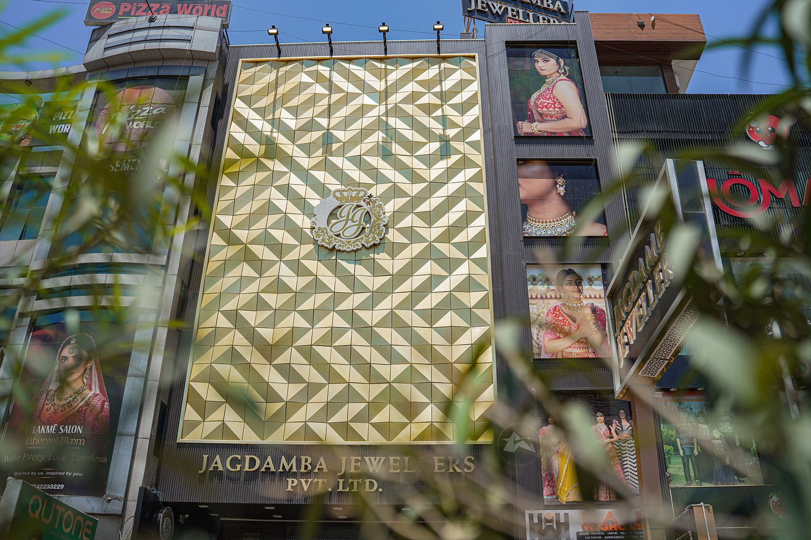 Custom 3D aluminium facade for retail architecture