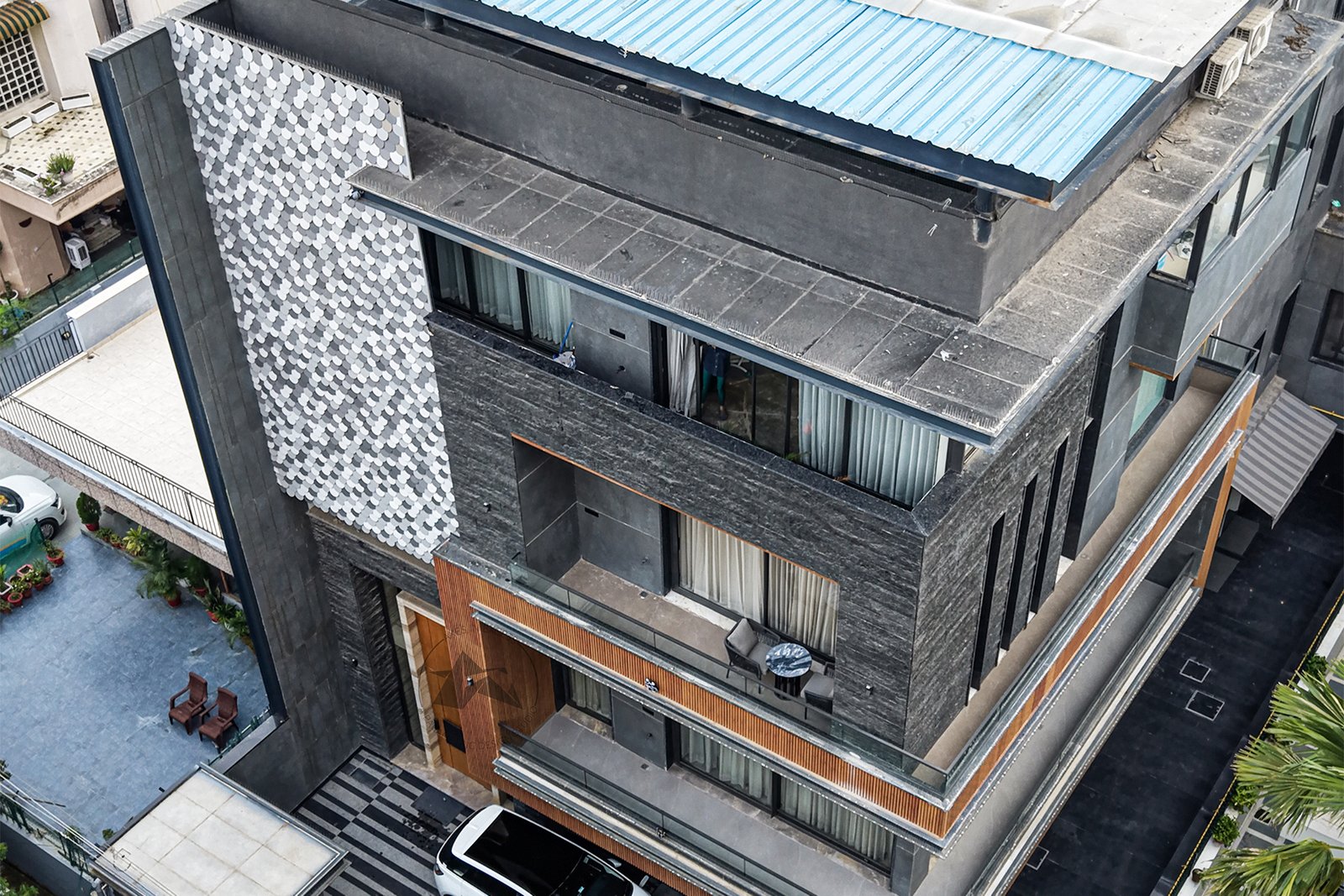 Circular aluminium shingles facade screen for modern house