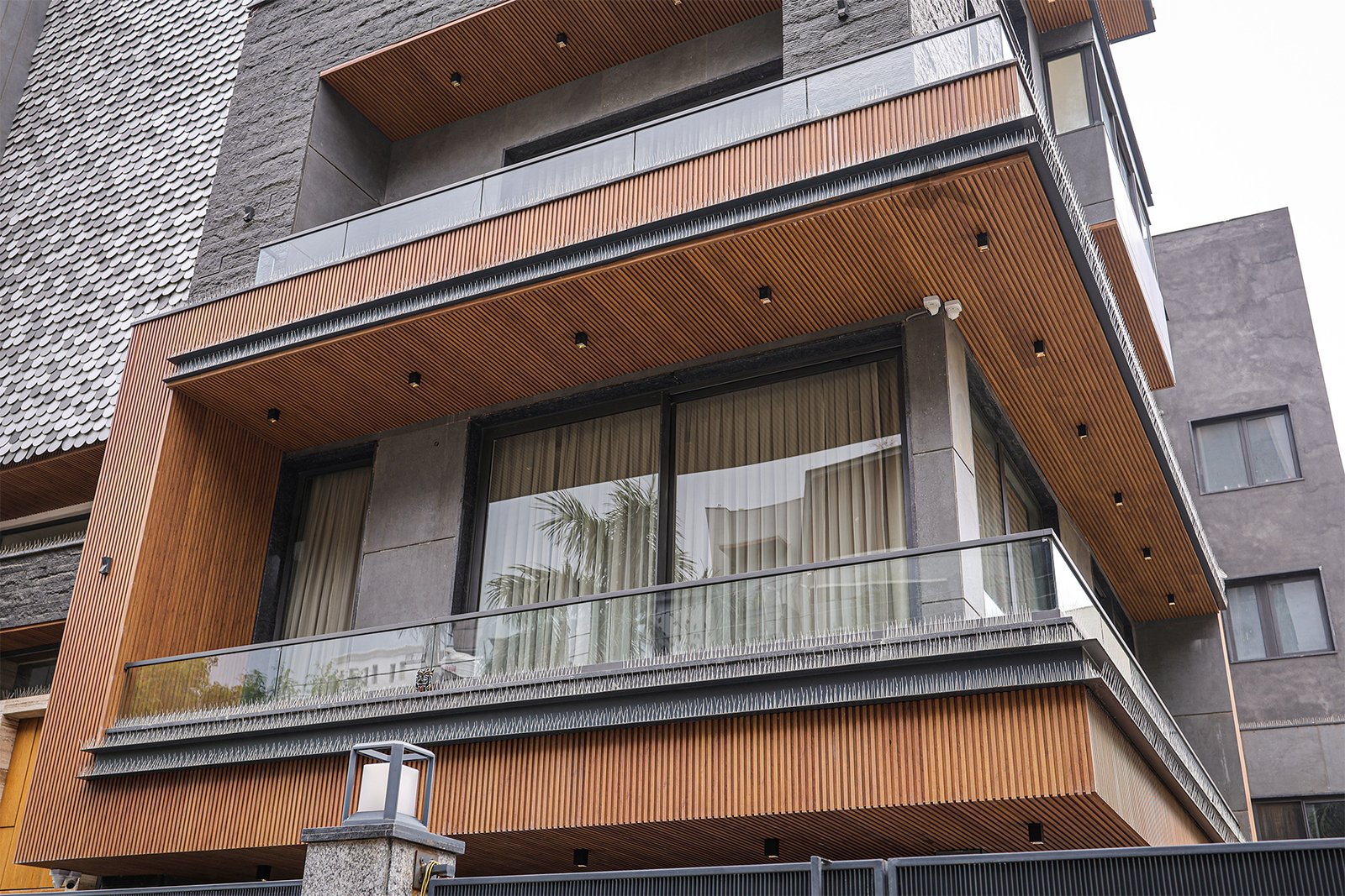 Modern aluminium facade for private residence in Noida