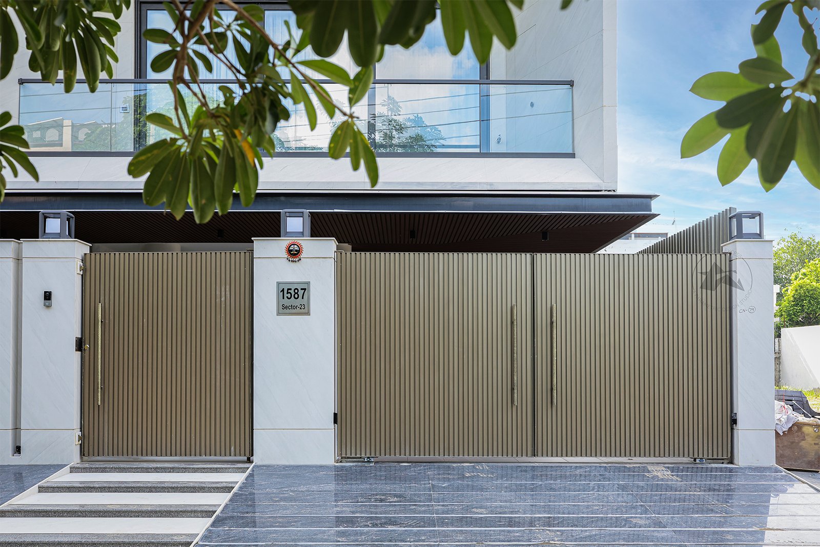 Parametric aluminium facade with curved vertical fins