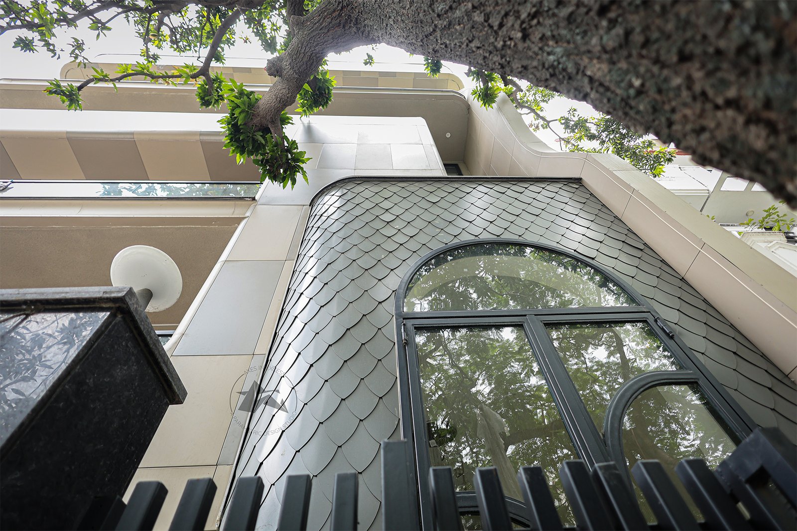 Aluminium shingle feature wall at commercial building entrance