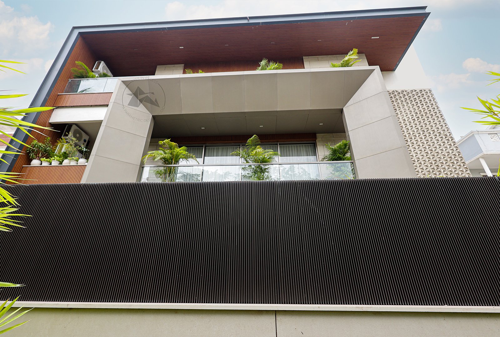 Modern aluminium fluted gate and boundary wall in Gurgaon