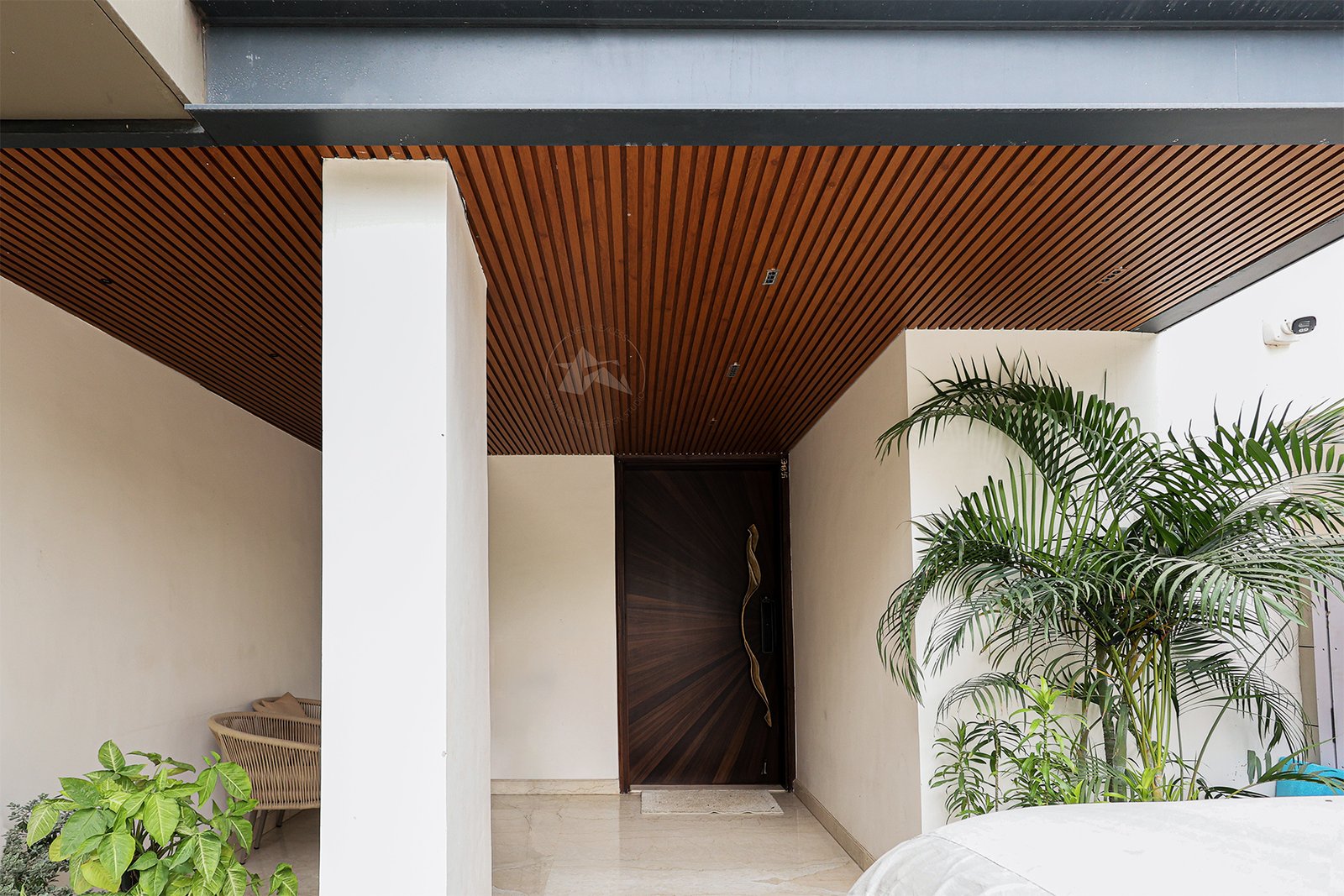 Fluted aluminium ceiling cladding for modern house exterior