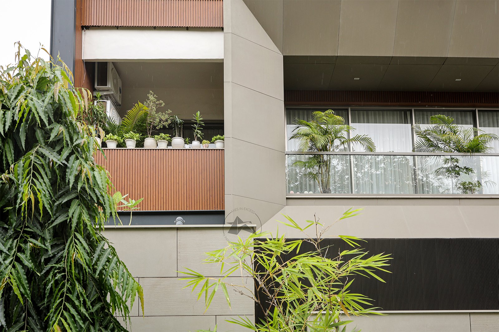 3D cantilever aluminium box facade at I60 Residence