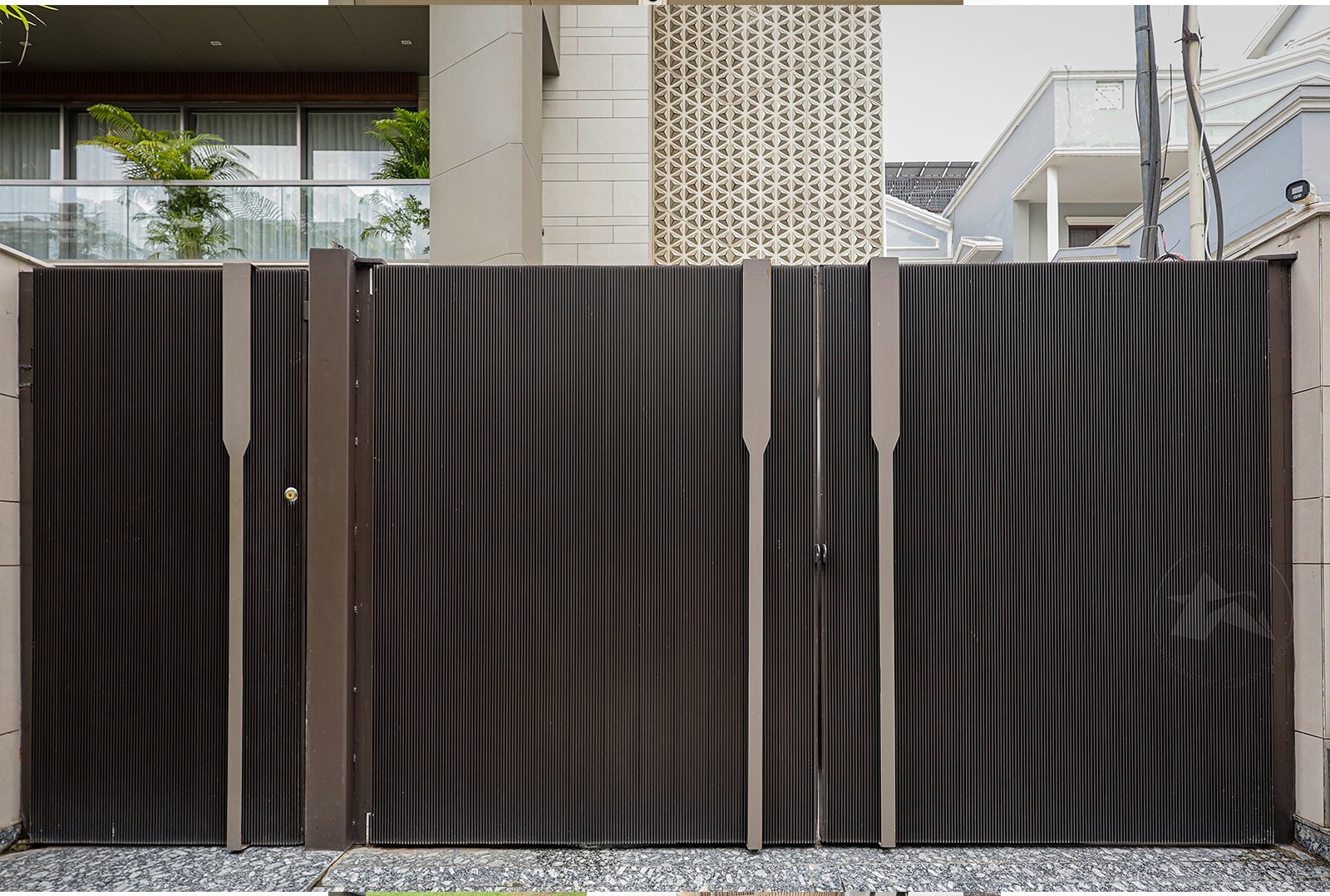 Fluted_Comb aluminium cladding on modern residential entrance gate